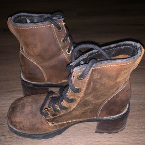 Sketchers chunk heeled boots .
